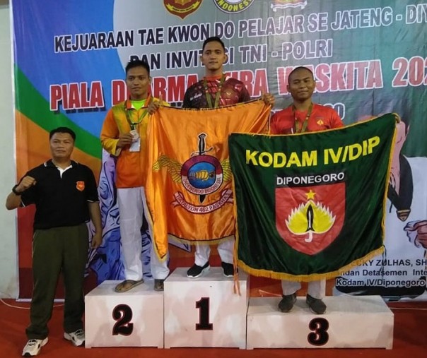 Tim Pulanggeni Fighters Paskhas TNI AU Pekanbaru meraih juara kedua pada Kejuaraan Nasional Taekwondo Pangdam IV Diponegoro Piala Dharma Waskita di GOR Patriot, Semarang, Jawa Tengah, Sabtu (7/3/2020). Foto: Istimewa.