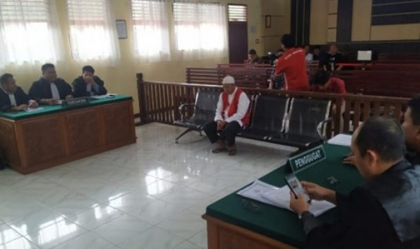 Sidang perdana perkara tindak koorporasi Karhutla dengan dua terdakwa, Dirut PT TI Halim Kusuma dan Askep PT TI Sutrisno mulai digelar di PN Rengat, Senin 9 Maret 2020.