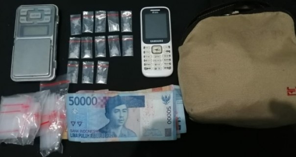 Barang bukti belasan paket sabu yang diamankan Satresnarkoba Polres Bengkalis dari tangan seorang remaja pengedar narkoba