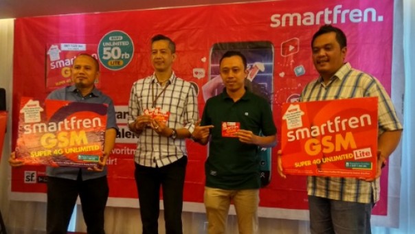 Regional Head Central Sumatera Smartfren, Yoni Setiadi bersama jajaran saat peluncuran paket Super 4G Unlimited Lite (foto: barkah/riau1.com)