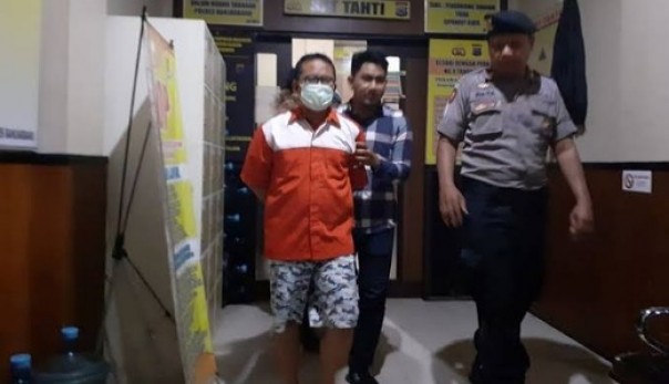 Tersangka Gusti Makmur, mantan Ketua KPU Banjarmasin saat ditangkap polisi