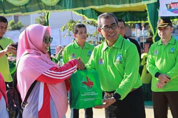 Bupati Kuansing Serahkan Penganti Kantong Plastik kepada masyarakat pada peringatan hari sampah nasional/ Foto Riau 24.com