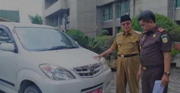 Bupati dan Kajari Inhil mengecek mobil dinas milik Pemkab Inhil