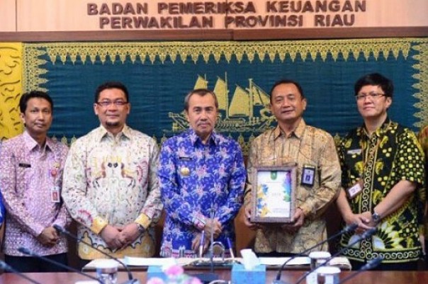 Gubernur Riau, Syamsuar saat menyerahkan LKPD 2019 ke BPK