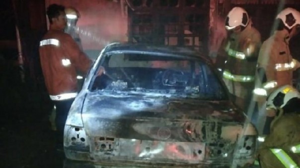 Dua Mobil Terbakar di Pulogadung, Diduga Dilempar Dengan Bom Molotov Buatan