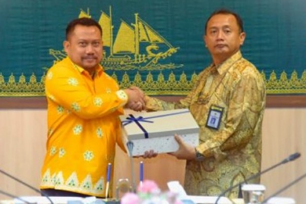Bupati Kampar, Catur Sugeng Susanto menyerahkan LKPD 2019 ke BPK RI di Pekanbaru