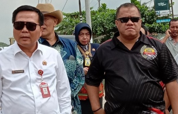 Kakanwil BPN Riau Syahrir (kiri) bersama Bupati Inhu Yopi Arianto dan Kepala BPN Inhu Mangapul Panggabean (belakang pakai topi) berkunjung ke Desa Talang Selantai dan Desa Talang Perigi, Kecamatan Rakit Kulim dalam rangka Kunker melaksanakan program TORA, Kamis 12 Maret 2020