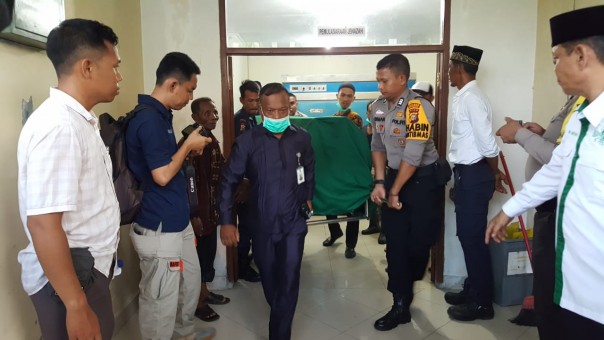 Jenazah H saat dibawa dari ruang otopsi RSUD Meranti