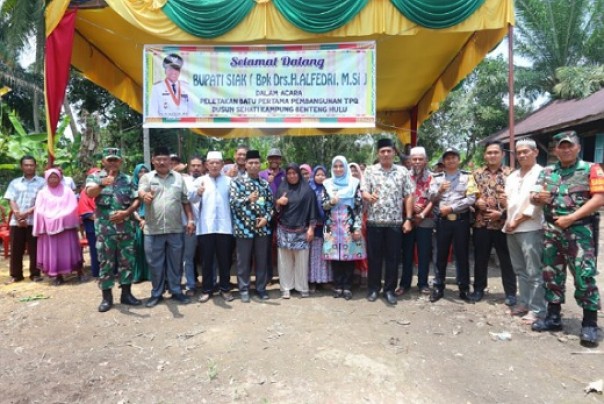 Foto bersama warga usai peletakkan batu pertama pembangunan TPQ