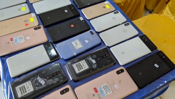 Sejumlah barang bukti handphone ilegal yang berhasil digagalkan Lanal Dumai