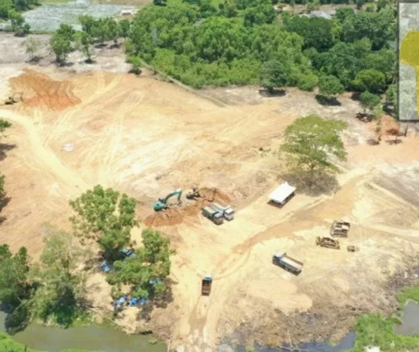 Kemen PUPR sedang membersihkan lahan eks pengungsi Vietnam di Pulau Galang, Batam, Kepulauan Riau. Foto: Antara.