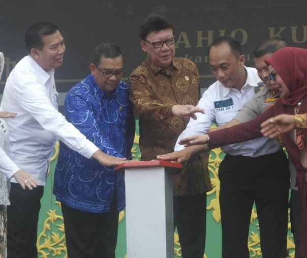 Menpan RB Tjahjo Kumolo mengajak para pejabat yang mendampinginya di atas pentas untuk menekan tombol tanda diresmikannya Gedung Layanan Dukcapil Pekanbaru, Rabu (11/3/2020). Foto: Surya/Riau1.