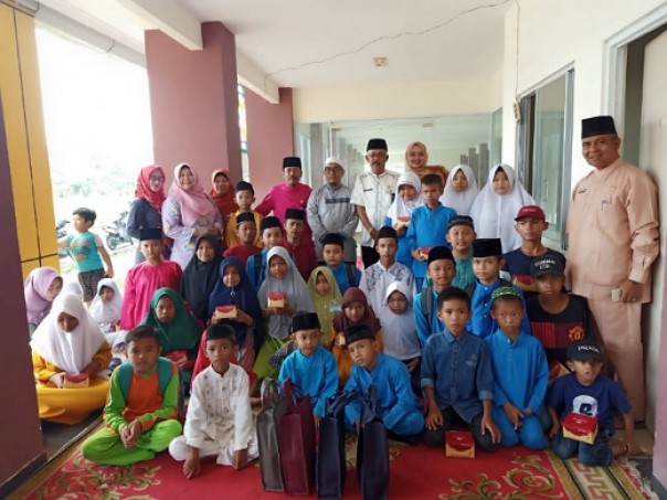 Pengurus Yayasan Vioni bersaudara memberikan santunan untuk anak yatim piatu