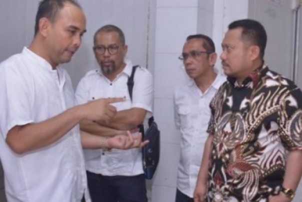 Bupati Kampar, Catur Sugeng Susanto berbincang dengan Yusuf owner pabrik pengelolaan ikan di Jakarta Timur