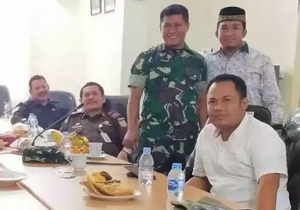 Dandim 0302/Inhu Letkol Arh Hendra Roza SIP bersama Kajari Inhu Hayin Suhikto SH MH (duduk belakang) saat berada diruang Komisi II DPRD Inhu dan diterima Wakil Ketua II DPRD Inhu Suwandi Ritonga (duduk paling belakang) dan Ketua Komisi II DPRD Inhu Dodi Irawan (depan), Kamis 12 Maret 2020