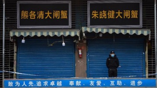 Seorang penduduk di Kota Wuhan China. 