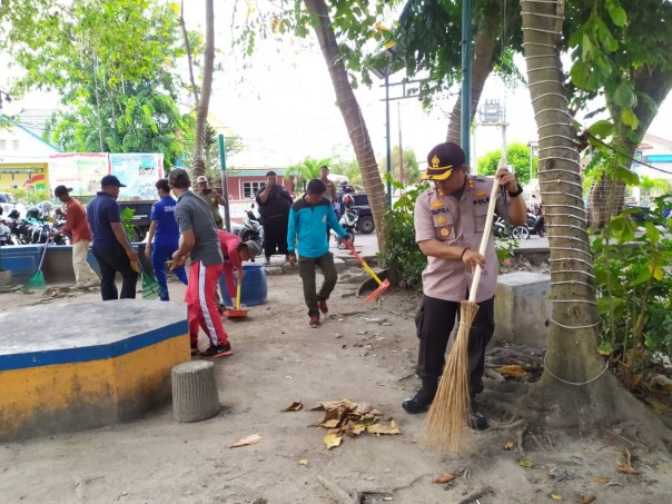 Kapolres Kepulauan Meranti, AKBP Taufiq Lukman Nurhidayat dalam giat kebersihan