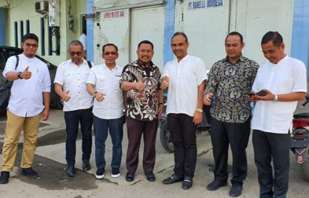 Ketua DPRD Kampar,  Muhammad Faisal bersama Bupati Kampar, Catur Sugeng Susanto saat mengunjungi pabrik pengelolaan ikan di Jakarta