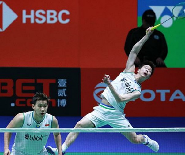 Pebulu tangkis ganda putra Indonesia Kevin Sanjaya Sukamuljo (kanan) dan rekannya Marcus Fernaldi Gideon dalam babak perempat final All England Open 2020. Foto: Antara. 