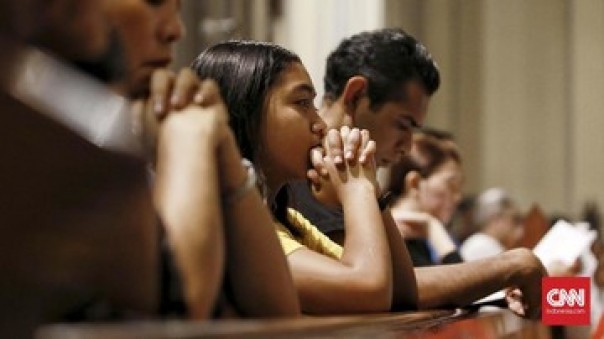 Ilustrasi jemaat gereja sedang beribadah. 