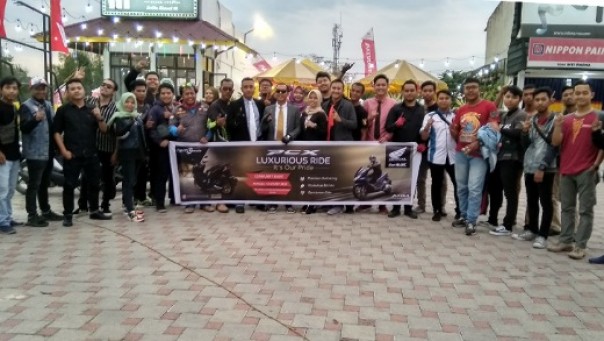 Puluhan bikers saat event PCX Luxurious Ride yang ditaja Capella Honda Riau (foto: Barkah/riau1.com)