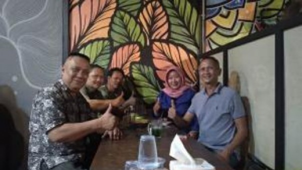 Ketua Bidang Bapilu Partai Nasdem Riau dan Ketua Bidang Bapilu Nasdem Inhu (kiri) menggelar pertemuan dengan Bakal Calon Bupati Inhu Hj Siti Aisyah (dua kanan pakai jilbab) di Sekretariat  DPW Partai Nasdem Riau, Jumat 14 Maret 2020.