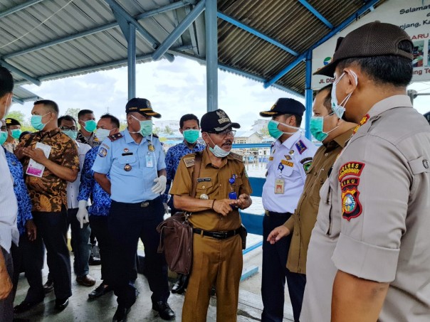 Bupati Meranti, Irwan saat memberi arahan kepada penumpang di Pelabuhan Tanjung Harapan Selatpanjang