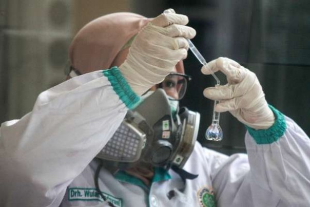 Ilustrasi seorang Dokter sedang memeriksa virus corona di sebuah Laboratorium di Surabaya. 