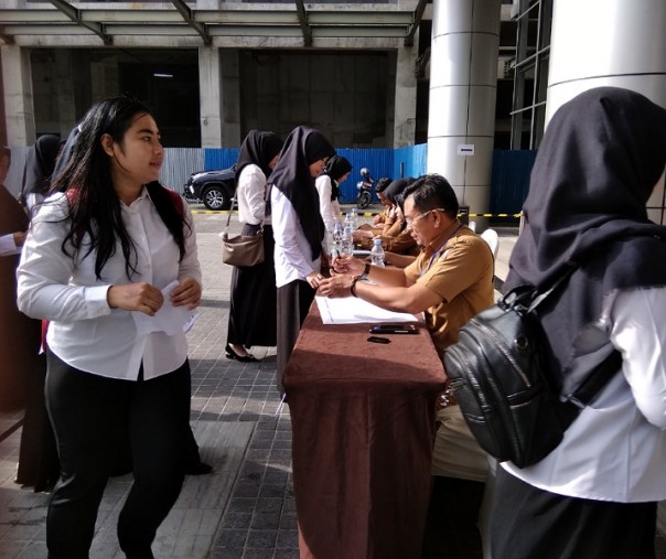 Para peserta ujian SKD CPNS saat menjalani pemeriksaan berlapis di SKA Co Ex pada Februari lalu. Foto: Surya/Riau1.