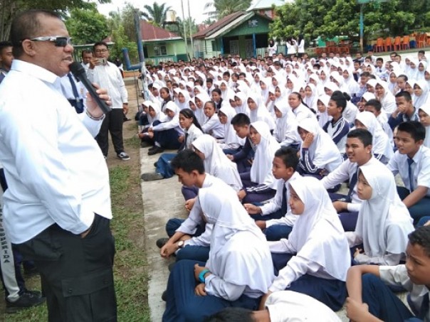 Bupati Inhu H Yopi Arianto SE membuka forum dialog dengan parap pelajar SMPN 1 Seberida terkait mewabahnya virus corona atau Covid-19 dihalaman SMPN 1 Seberida, Rabu 18 Maret 2020.