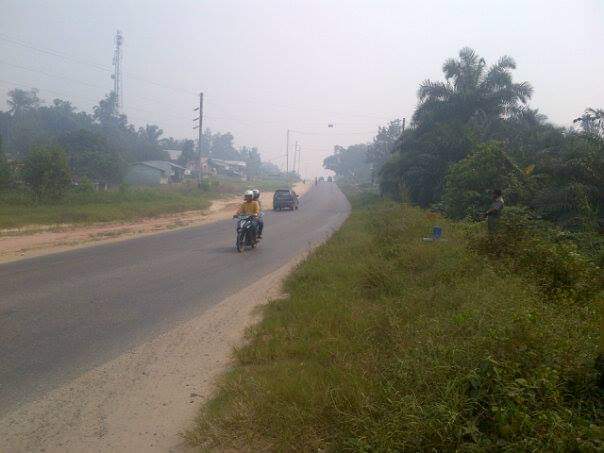 Kepulan asap terlihat di beberapa ruas jalan di Kota Dumai/foto Riau24