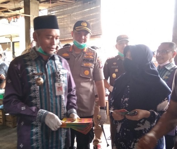 Wakil Wali Kota Pekanbaru Ayat Cahyadi bersama Kapolresta Pekanbaru Nandang dan Kajari Pekanbaru Andi Suharlis saat sosialisasi di Pasar Limapuluh, Kamis (19/3/2020). Foto: Surya/Riau1.