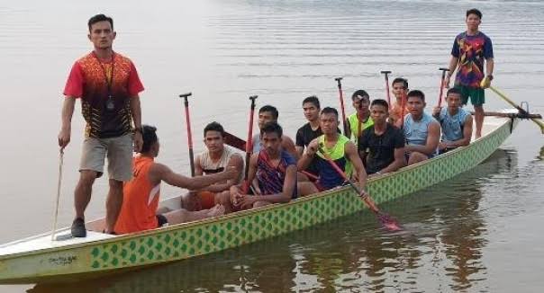 Tim dayung Riau saat berlatih