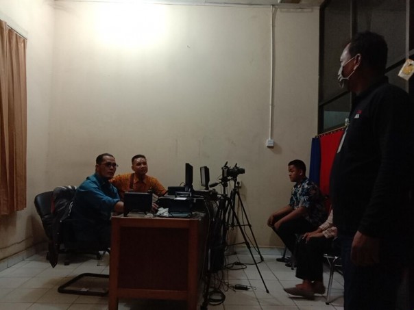 Kabid Data dan Informasi Riki ( Kaos Hitam ) Memantau Suasana Perekaman e-KTP/foto R24