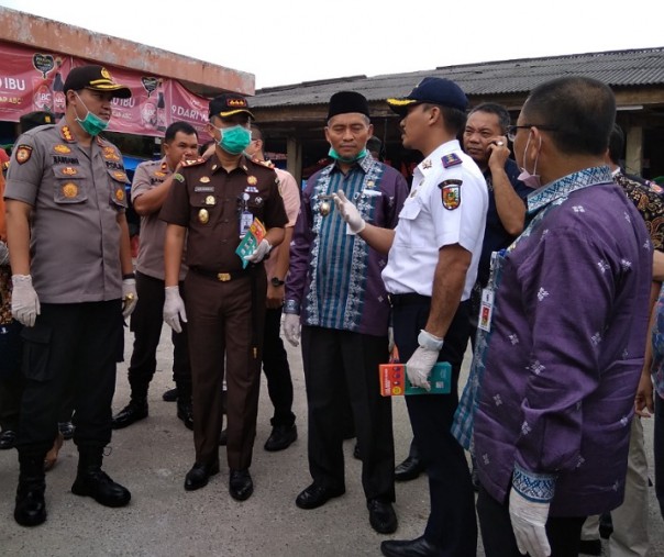 Wakil Wali Kota Pekanbaru Ayat Cahyadi (tengah) bersama Kapolresta Nandang, Kajari Andi Suharlis, Kepala Dishub Yuliarso dan Asisten III Setdako Baharuddin di Pasar Limapuluh, Kamis (19/3/2020). Foto: Surya/Riau1.