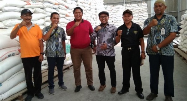 Kasat Reskrim Polres Inhil saat inspeksi di gudang milik Bulog Tembilahan