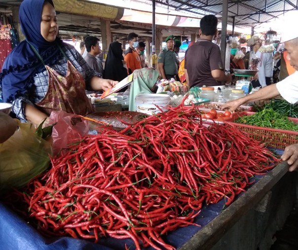 Pedagang cabai di Pasar Limapuluh Pekanbaru, Kamis (19/3/2020). Foto: Surya/Riau1.