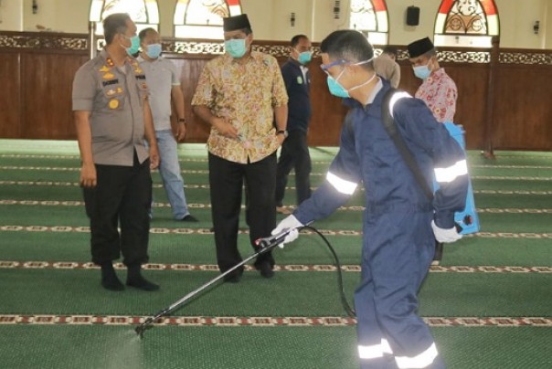 Bupati Siak, Alfedri saat meninjau proses penyemprotan disinfektan di masjid