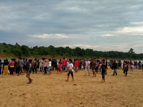 Petugas dibantu warga sekitar dan orangtua korban bersama-sama melakukan pencarian dua korban yang belum ditemukan, tenggelam saat berenang di Sungai Indragiri, Jumat 20 Maret 2020 petang.