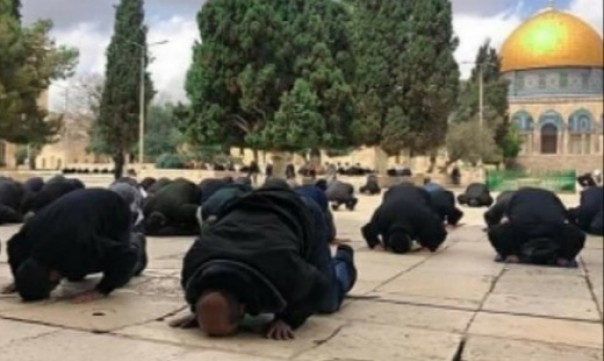 Warga Palestina salat berjamaah di Masjid Al Aqsa dengan saf jarak 1 meter untuk mengantisipasi corona