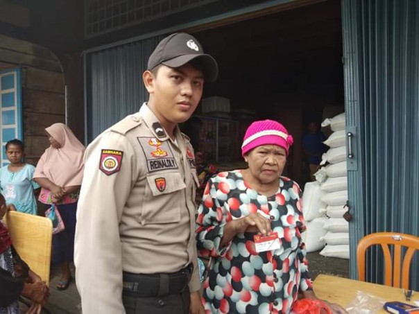 Nenek Bernama Indonesia usai menerima bantuan  pangan non tunai/R24