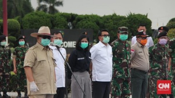 Menhan Prabowo Subianto dan jajaran TNI, Kemenkes saat menyambut kedatangan Hercules TNI membawa peralatan medis dari China untuk Penanganan Virus Corona.