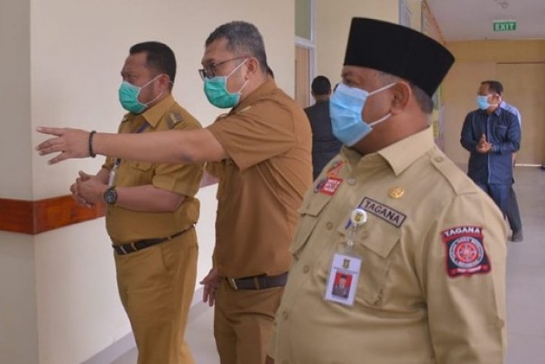 Bupati Kampar, Catur Sugeng Susanto meninjau ruang isolasi di RSUD Bangkinang