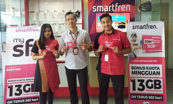 Regional Head Central Sumatera Smartfren, Yoni Setiadi saat peluncuran kartu perdana 1ON+ di Galeri Smartfren Pekanbaru