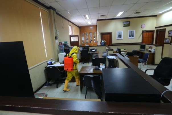 petugas dinas kesehatan melakukan penyenprotan disenfektan di kantor Bupati Siak/R24
