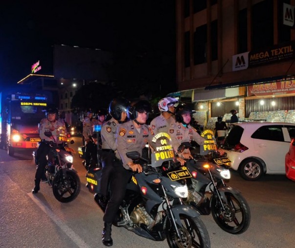 Patroli kepolisian di Pekanbaru, mengimbau warga agar tidak berkumpul dan membubarkan diri guna mencegah potensi Virus Corona.