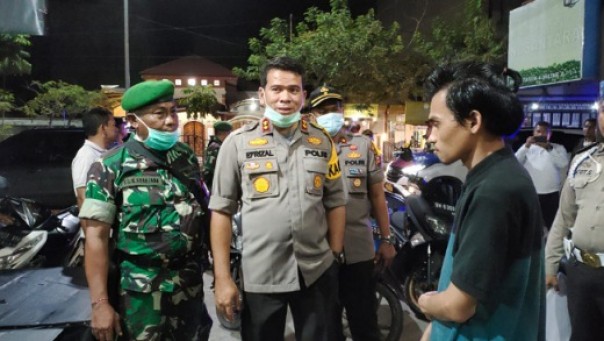 Kapolres Inhu AKBP Efrizal didampingi Pasi Ops Kapten Inf IG Suarjana menggelar operasi skala besar untuk memutus mata rantai penyebaran wabah virus corona atau COVID-19, Senin 23 Maret 2020 malam kemarin.