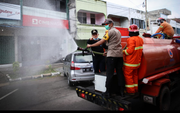 Kapolres Dumai AKBP Andri Ananta Yudhistira, S.I.K, M.H. dan Walikota Dumai Drs. Zulkifli AS Semprotkan Desinfektan di Sejumlah Lokasi jalan protokol (ist)