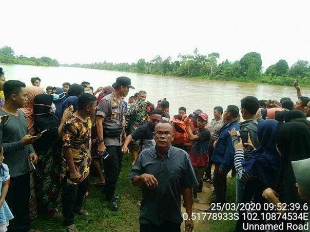 Petugas saat mengevakuasi pelajar yang tengelam di sungai Indragiri/R24