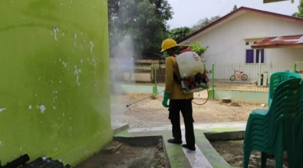 Petugas medis PT Tunggal Perkasa Plantations sedang menyemprot cairan disinfektan ke perumahaan karyawan, Rabu 25 Maret 2020.
